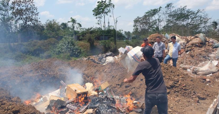 Kanwil Bea Cukai Jatim II musnahkan 8.741.120 juta batang hasil tembakau (rokok) dan 354 liter minuman mengandung etil alkohol (MMEA/miras) dengan cara dibakar.