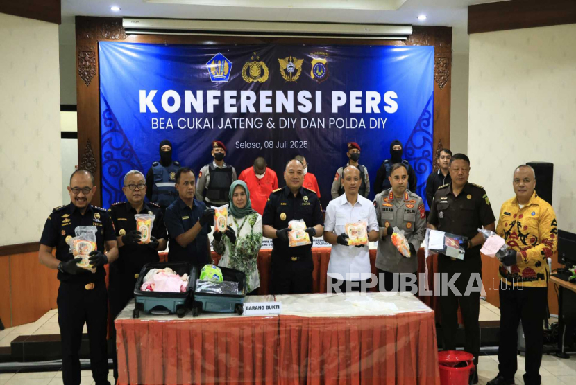 Kanwil Bea Cukai Jawa Tengah dan DI Yogyakarta serta Bea Cukai Yogyakarta bersinergi dengan Polda DI Yogyakarta dan otoritas Bandara Internasional Yogyakarta (YIA) menggagalkan penyelundupan narkotika jenis sabu cair seberat 9.540,8 gram di terminal kedatangan Bandara YIA, Ahad (22/6/2025).