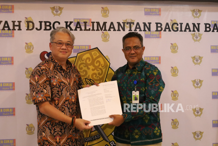 Kanwil Bea Cukai Kalimantan Bagian Barat (Kalbagbar) berikan izin fasilitas kawasan berikat kepada perusahaan di Kabupaten Sanggau, PT Kalimantan Alumina Nusantara (PT KAN).