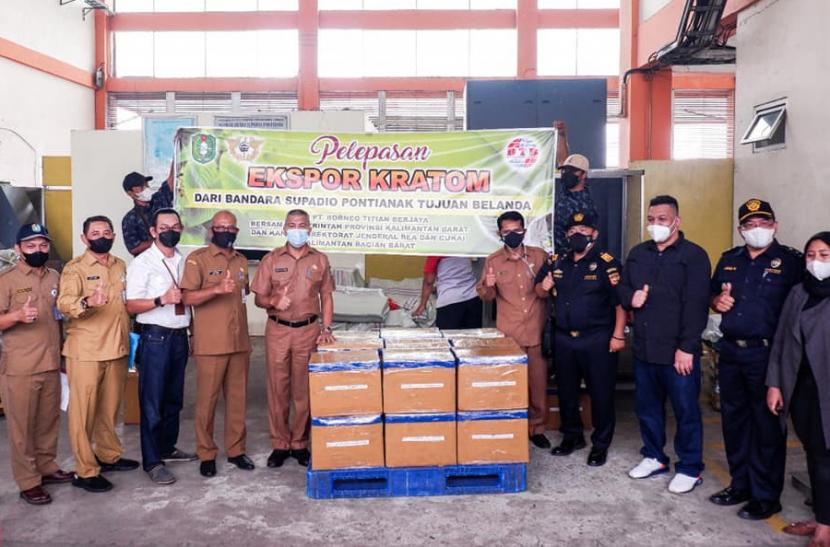 Kanwil Bea Cukai Kalimantan Bagian Barat (Kalbagbar) turut hadir dalam pelapasan ekspor perdana 500 kilogram tepung kratom milik PT Borneo Titan Berjaya ke Belanda, pada Selasa (28/9).