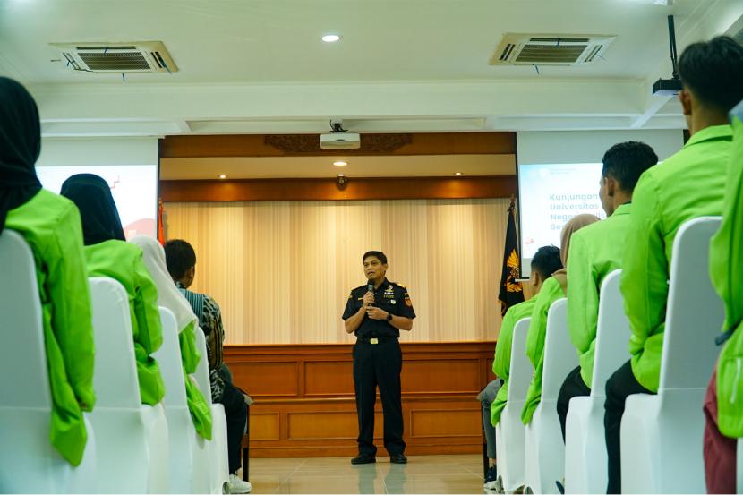 Kanwil Bea Cukai Sulbagsel menggelar sosialisasi di Politeknik STIA LAN Makassar dalam kegiatan bertajuk 'Customs goes to Campus'.