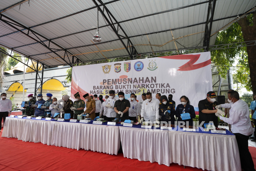 Kanwil Bea Cukai Sumatra Bagian Barat memusnahkan sabu-sabu seberat 14,9 kg, Senin (19/5/2025).