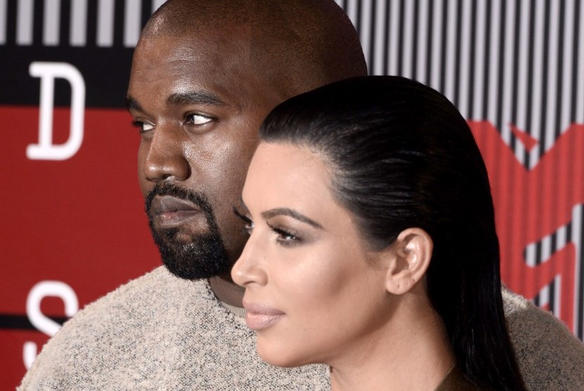 Rapper Kanye West dan istrinya, Kim Kardashian. Potongan rambut pria yang telah berganti nama menjadi Ye itu menjadi bahan candaan warganet.