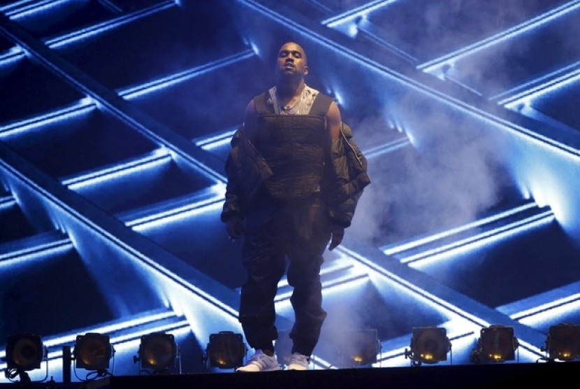 Kanye West membawakan lagu All Day saat tampil di Billboard Music Award, Las Vegas