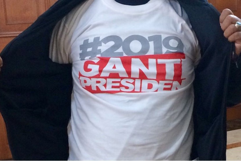 Kaus # Ganti Presiden 2019 yang beredar di kawasan Tebet, Sabtu malam (18/4).