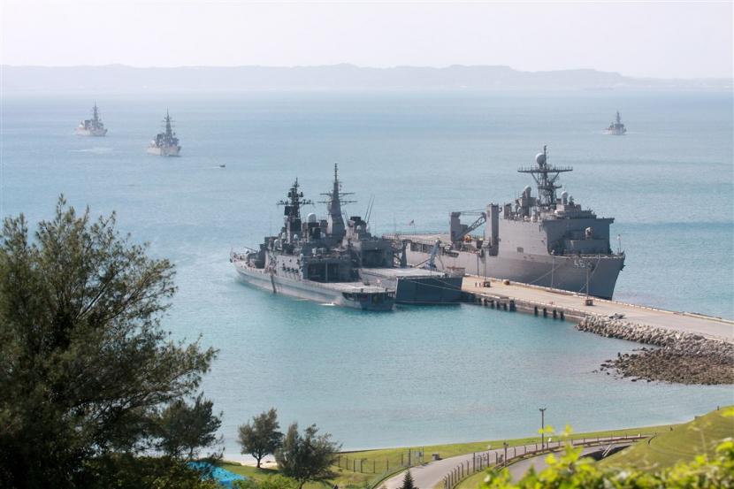 Kapal Angkatan Laut AS dan Jepang latihan bersama di Okinawa, Jepang, 4 Desember 2010. ilustrasi