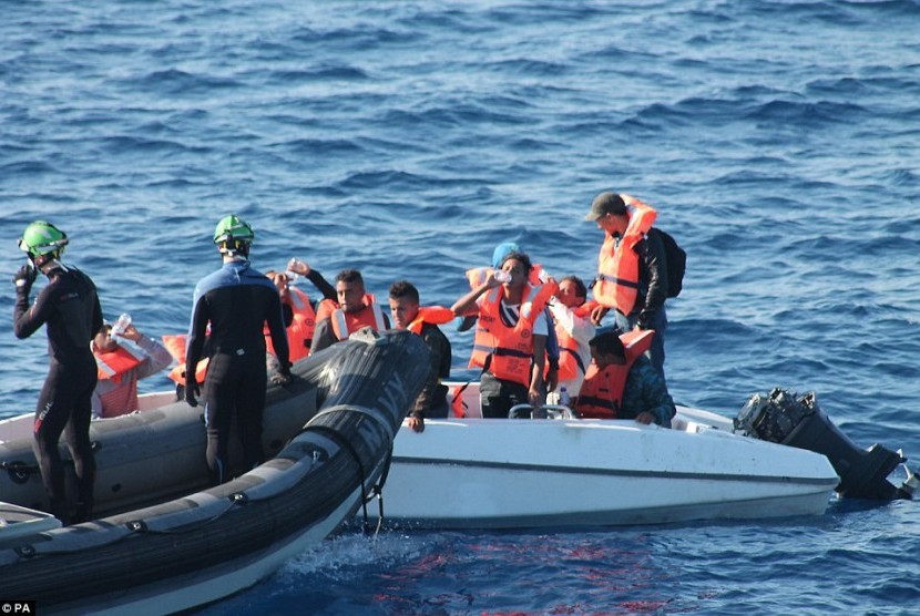 Kapal Angkatan Laut Irlandia pada Sabtu (5/9) menyelamatkan 329 orang dari tiga kapal di Laut Tengah.