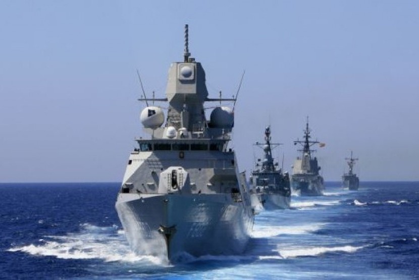 Kapal Angkatan Laut Kerajaan Belanda HNLMS De Zeven Provincien bergerak menuju Cadiz Bay saat berpartisipasi dalam acara tahunan Hari Laut NATO di Rota, selatan Spanyol, 13 Juli 2009 (Foto: dok). NATO telah memulai latihan 