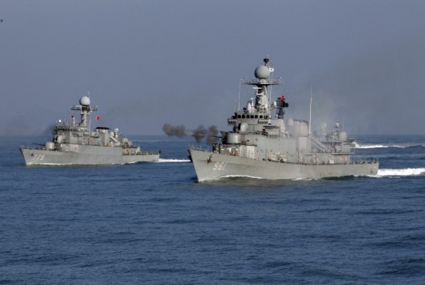 Kapal Angkatan Laut Korea Selatan melakukan latihan menembak di Laut Kuning.
