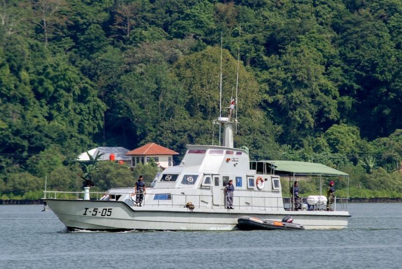 Kapal Angkatan Laut Serayu milik Pangkalan Angkatan Laut Cilacap melakukan patroli pengamanan di seputar wilayah laut Pulau Nusakambangan, Cilacap, Jateng, Rabu (27/7). 