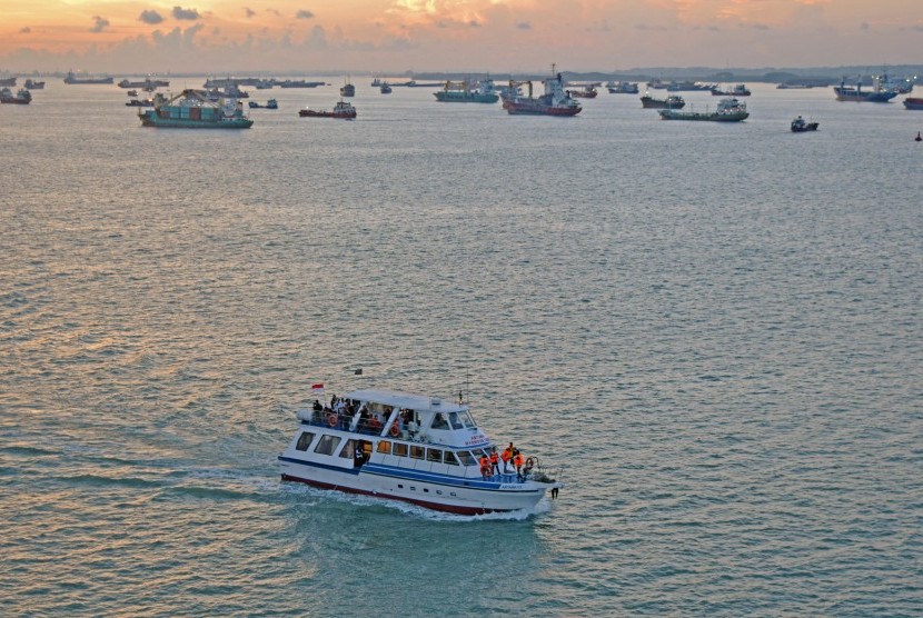 Kapal Artama III berlayar di Selat Madura. 