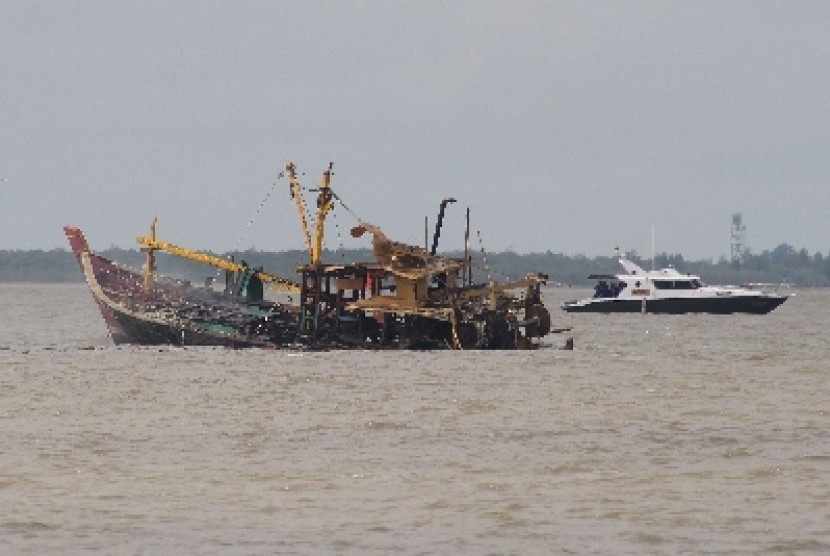 Kapal asing yang tertangkap aparat ditenggelamkan Pelabuhan Belawan Medan, Sumut, Kamis (8/1).