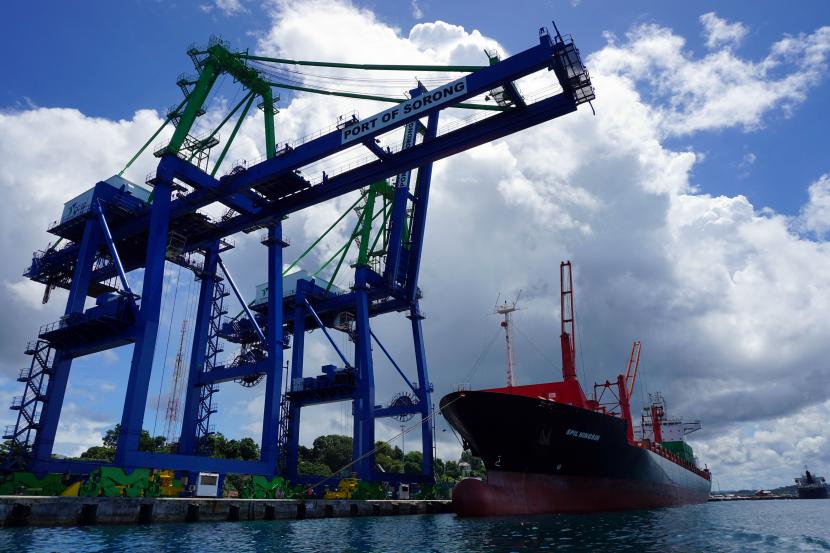 Kapal Barang bersandar di dermaga Pelabuhan Sorong, Kota Sorong, Papua Barat, Senin (8/3). PT Pelabuhan Indonesia (Pelindo) I-IV (Persero) siap bersatu pada 1 Oktober 2021.