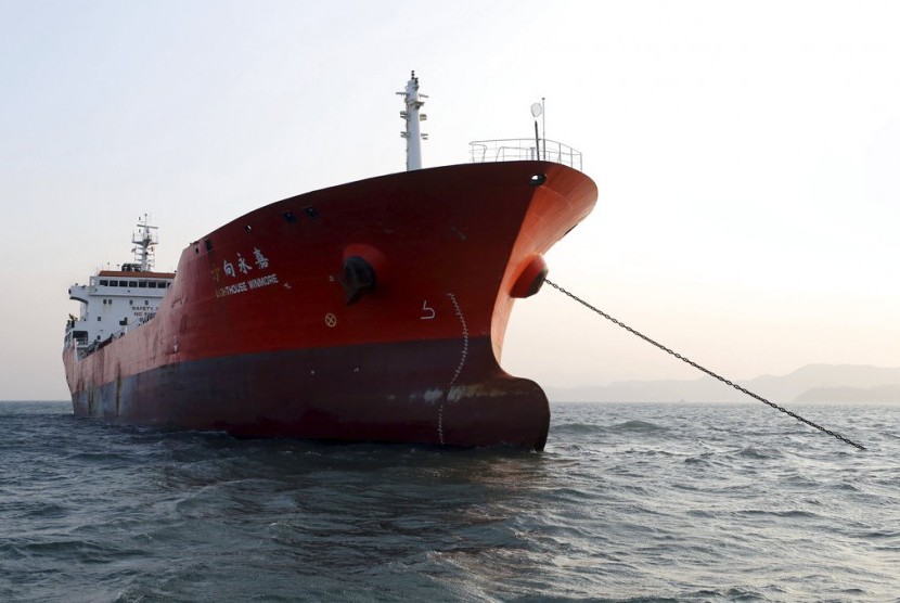 Kapal berbendera Hongkong diamankan di perairan Yeosu, Korea Selatan, Jumat (29/12). Kapal ini diduga hendak menyelundupkan minyak ke Korea Utara.