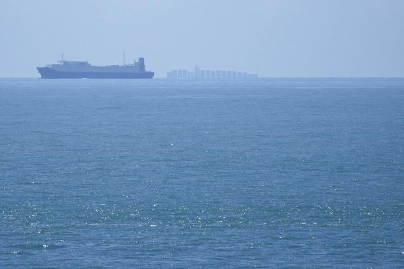 Kapal bergerak melalui Selat Taiwan seperti yang terlihat dari tempat pemandangan 68 mil laut, titik terdekat di daratan Cina ke pulau Taiwan, di Pingtan di Provinsi Fujian Cina tenggara, Jumat, 5 Agustus 2022. 