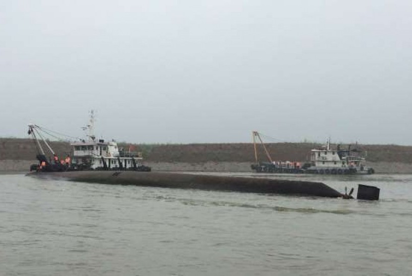Kapal Bintang Timur yang terbalik di Sungai Yangtze, Senin (1/6).
