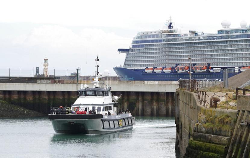 Kapal Border Force yang membawa sekelompok orang yang diduga migran tiba di Dover, Kent, Senin 22 Agustus 2022.