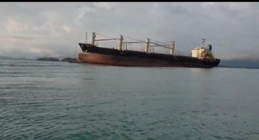 Kapal Bulk Carrier MV. Samudra Sakti kandas pada hari Senin (11/5) pukul 02.00 LT di Perairan Batu Berhenti, Pulau Sambu, Batam, Kepulauan Riau. 