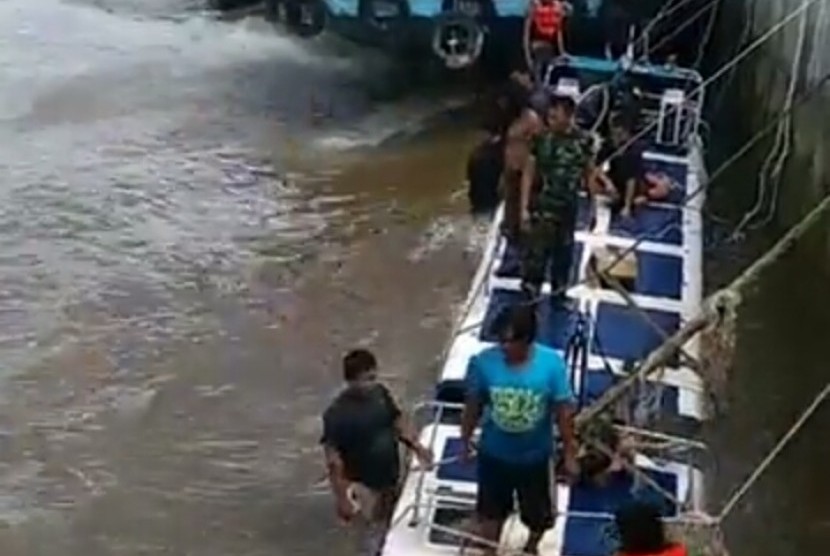 Kapal cepat Anugerah Express yang tenggelam sekitar 200 meter dari Dermaga Tanjung Selor, Kalimantan Utara Senin (1/1) 