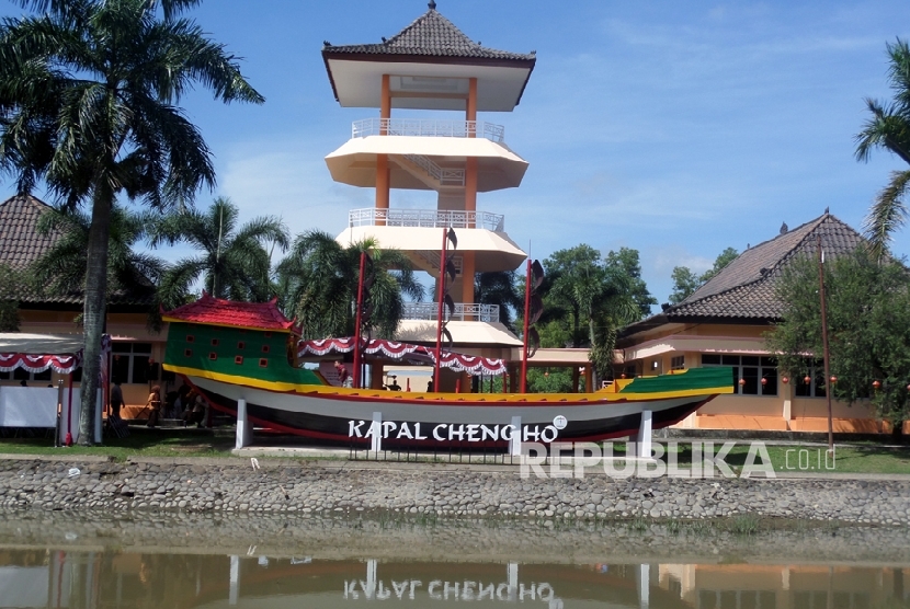 Replika kapal Laksamana Cheng Hodi komplek Taman Purbakala Kerajaan Sriwijaya (TPKS), Palembang.   (Republika/Maspril Aries)