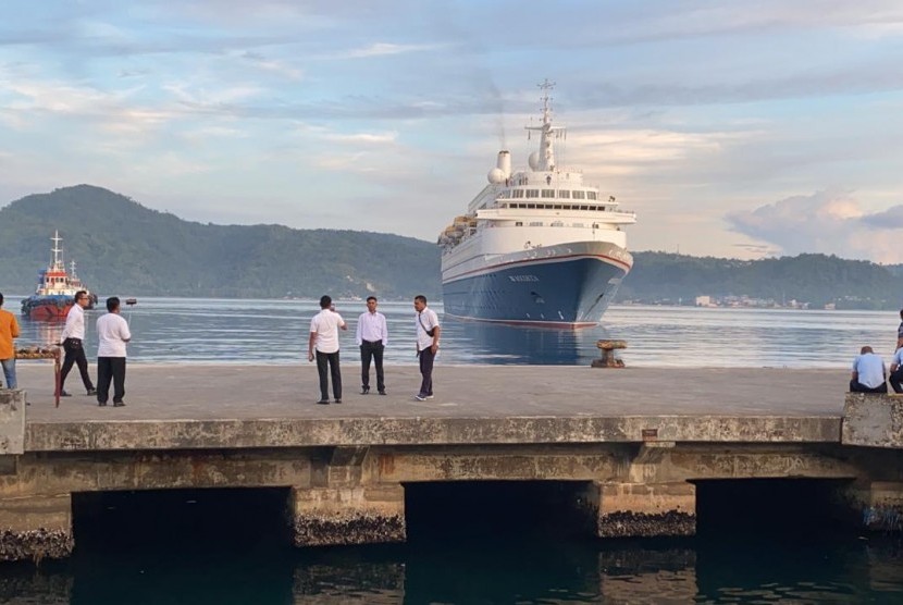 Kapal Cruise MV Boudicca berlabuh di Pelabuhan Yos Sudarso Ambon. 