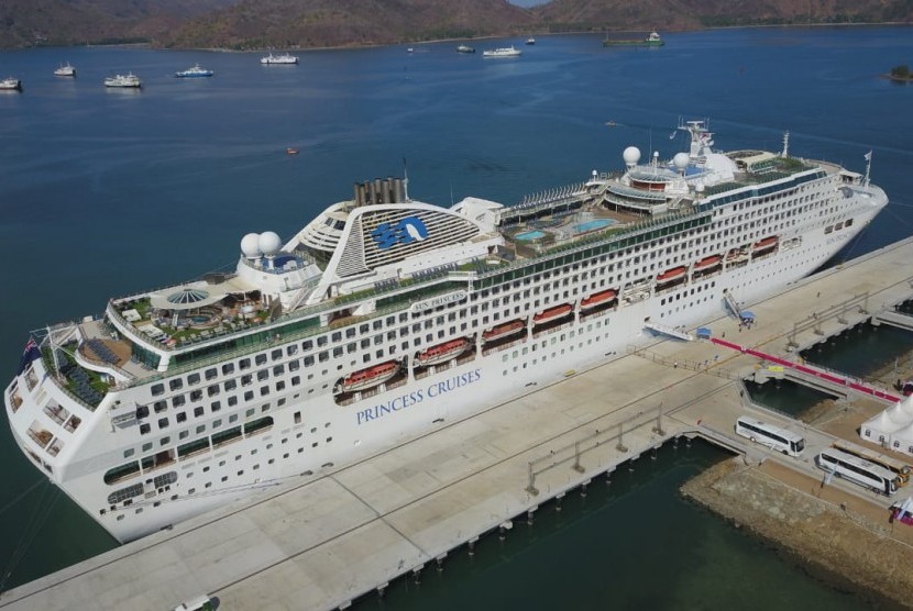 Kapal Cruise MV Sun Princess yang mengangkut wisatawan mancanegara menjadi kapal pertama yang berhasil sandar di Dermaga Cruise dan Peti Kemas Terminal Gili Mas, Selasa (5/10).