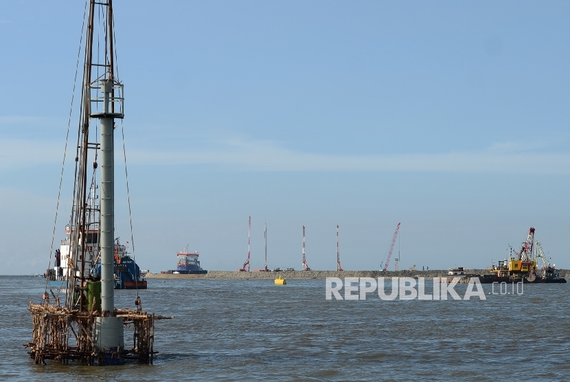 Kapal dan alat berat kembali beroperasi di Pulau G, Teluk Jakarta, Jakarta Utara, Senin (18/4).  (Republika/ Wihdan)