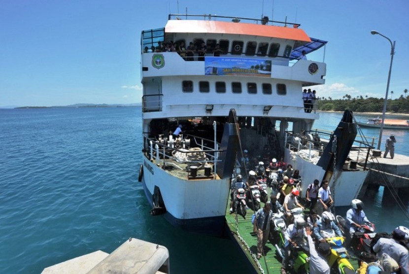 Kapal feri berlabuh di pelabuhan penyeberangan Daruba, Morotai, Maluku Utara, Jumat (14/9). Pengunjung yang memenuhi dermaga penyeberangan Daruba kebanyakan karena ingin menyaksikan Sail Morotai yang akan digelar 15 September.