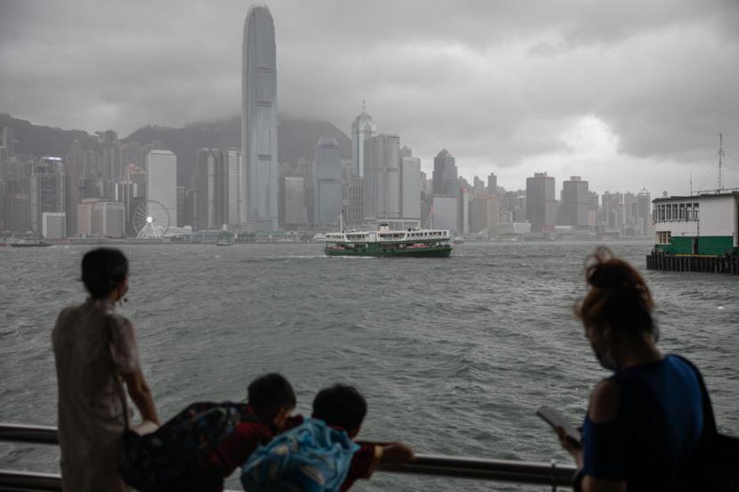  Kapal feri berlayar ke Peninsula Kowloon di Hong Kong, China, Jumat (1/7/2022). Hong Kong menaikkan status sinyal angin kencang ke level tiga sebagai peringatan atas datangnya Badai Chaba yang menyebabkan hujan dan angin ribut ke pesisir Guangdong. 