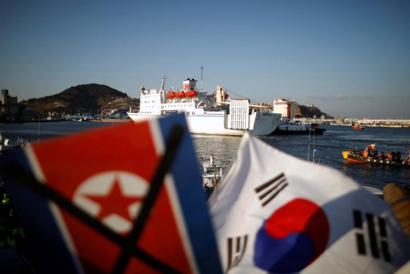 Kapal feri Korea Utara (Korut) Mangyongbong 92 yang membawa 140 musisi orkestra mendekat di pelabuhan di Donghae, Korea Selatan (Korsel), Selasa (6/2). 