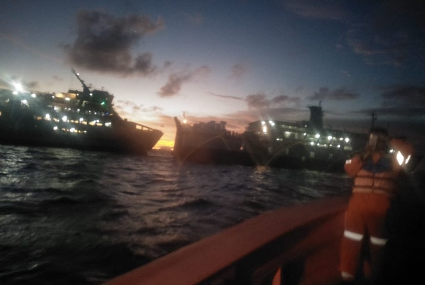 Kapal Ferry KMP BSP 1 terbakar di Pelabuhan Merak Banten, Kamis (7/2) pukul 18.00 WIB. Namun, seluruh penumpang berhasil diselamatkan dan api telah dipadamkan. Penyebab terjadinya kebakran, hingga kini masih dalam penyelidikan aparat terkait.