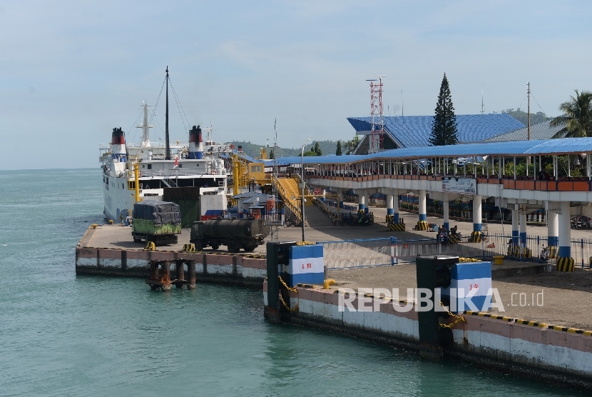 Kapal Ferry menunggu bongkar muatan di Pelabuhan Bakauheni, Lampung, Selasa (21/6). (Republika/ Wihdan)