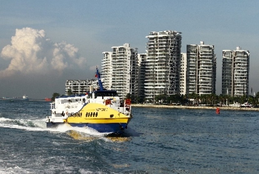 Kapal ferry rute Singapura-Batam melintasi kawasan Sentosa, Singapura, Sabtu (22/11).