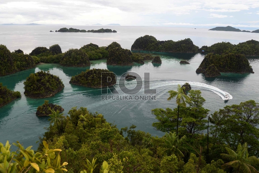 Kapal fery melintas di kawasan wisata Piaynemo di Raja Ampat, Papua Barat, Kamis (4/6). Kawasan tersebut merupakan salah satu tempat yang populer dikunjungi wisatawan domestik ataupun internasional di Raja Ampat.