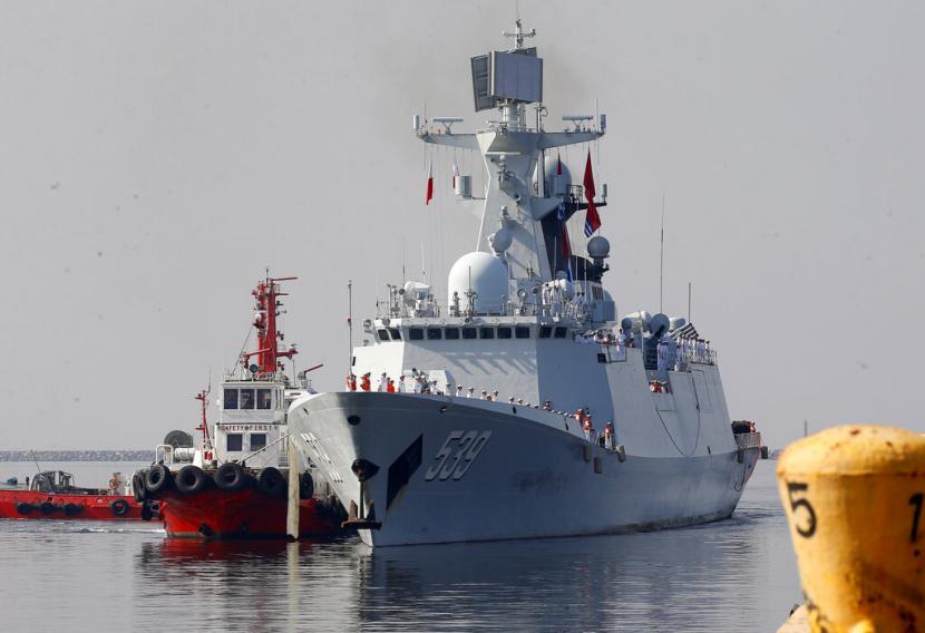 Kapal fregat berpeluru kendali tipe 054A bersiap untuk berlabuh di Pelabuhan Selatan Manila, 17 Januari 2019. Kementerian Pertahanan Australia mengatakan kapal Angkatan Laut (AL) China mengarahkan laser ke pesawat militer mereka yang terbang di bagian utara Australia. 