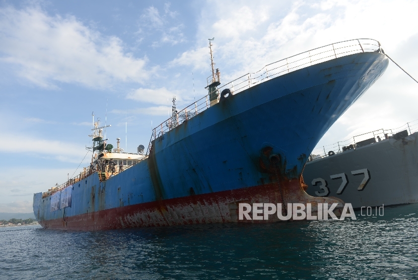 Kapal FV Viking sandar sebelum diledakkan di Pantai Timur Pangandaran, Jawa Barat, Senin (14/3).