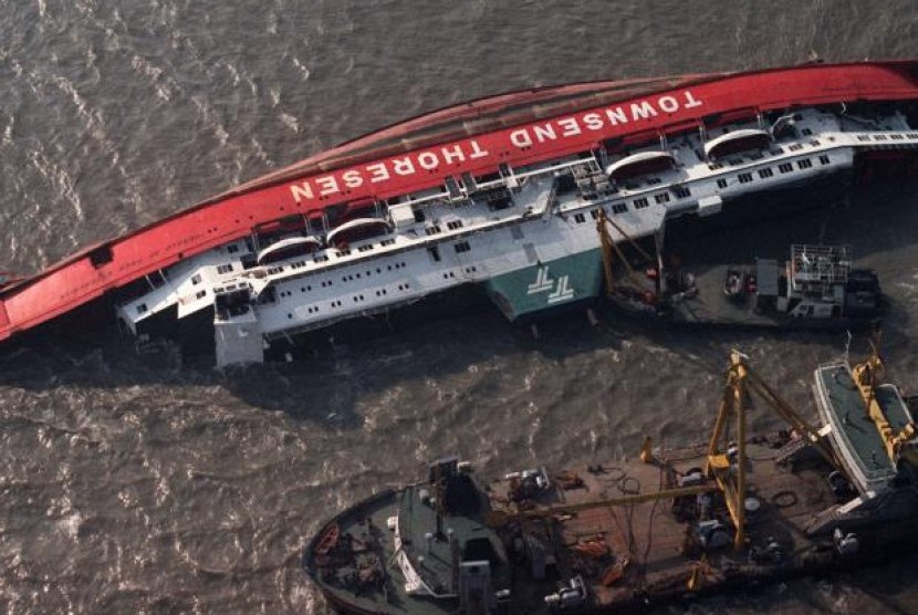 Kapal Herald of Free Enterprise terbalik dan tenggelam di Belgia pada 1987.