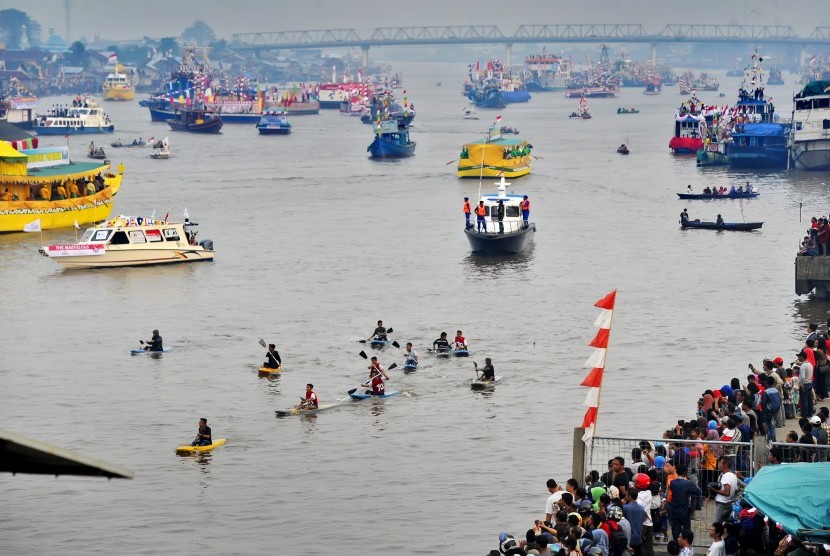 Kapal hias mengikuti karnaval air rangkaian Karnaval Khatulistiwa 2015 di Sungai Kapuas, Pontianak, Kalimantan Barat, Sabtu (22/8).
