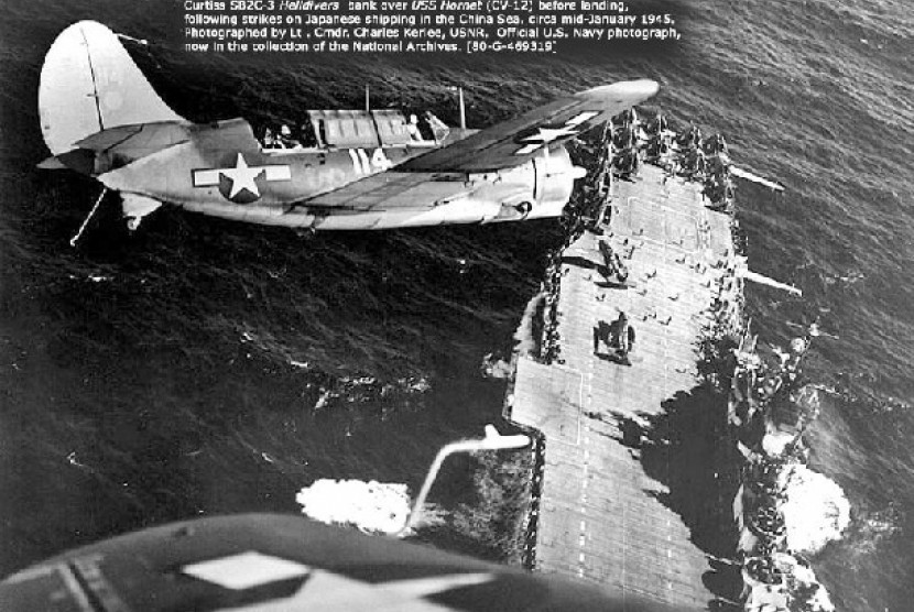 Kapal Induk AS yang membawa ratusan pesawat siap menyerang Jepang dalam pertempuran di laut Filipina 