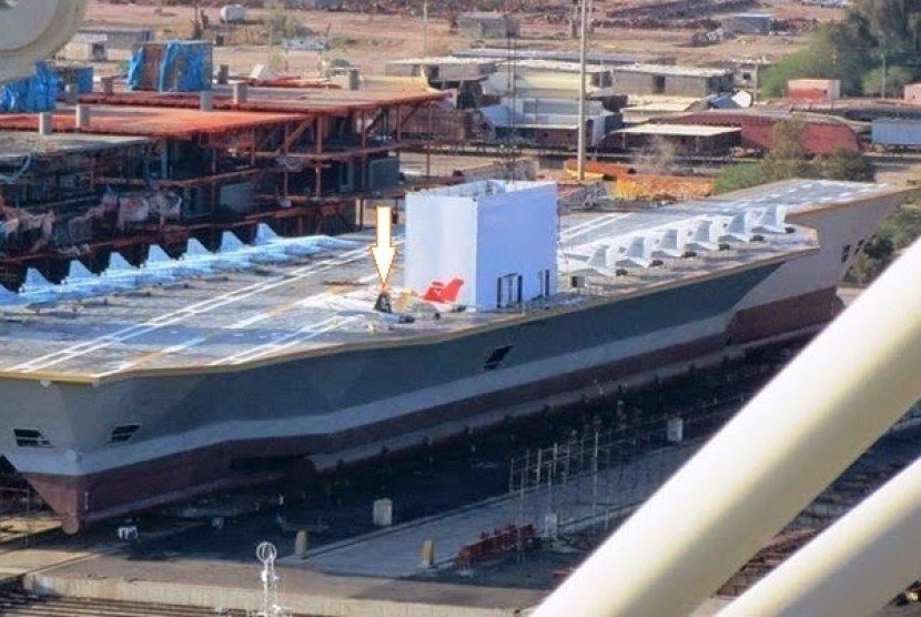 Kapal Induk palsu Iran dengan pesawat tiruan