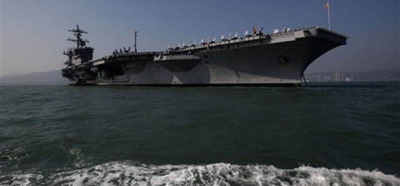 Kapal Induk USS Carl Vinson saat membuang sauh di perairan Hong Kong. Kapal ini akan segera berlayar menuju Teluk Arab.