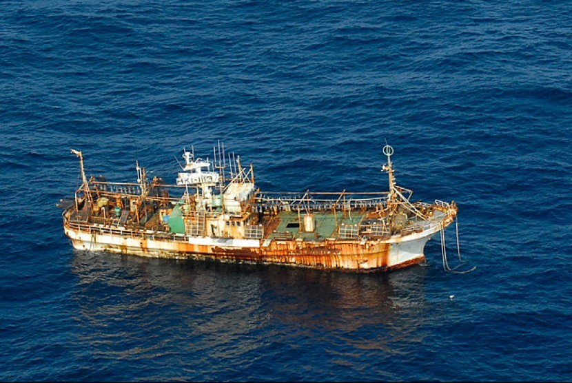 Kapal Jepang tanpa awak, Ryou Un Maru yang terkatung-katung setahun lebih setelah diseret gelombang tsunami pada 11 Maret lalu, mencapai Alaska dan ditenggelamkan di perairan tersebut.