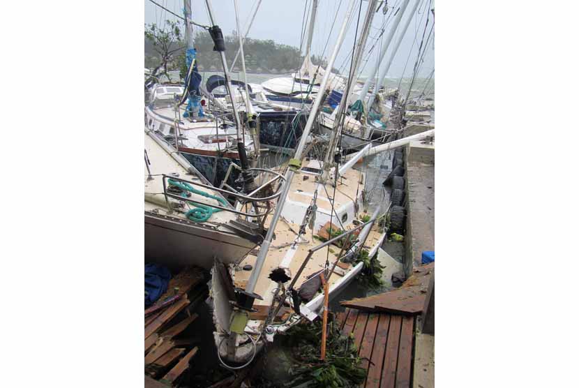 Kapal-kapal di dermaga hancur saling bertabrakan akibat terdorong badai yang melanda Port Vila, Vanuatu, Kepulauan Pasifik, Sabtu (14/3). 