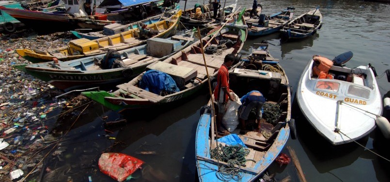 Kapal-kapal milik nelayan bersandar di kampung nelayan Cilincing, Jakarta Uara, Jumat (10/2). (Republika/Prayogi)