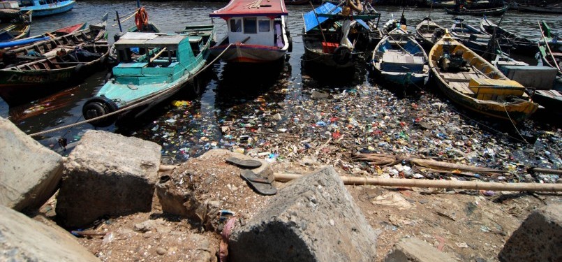 Kapal-kapal milik nelayan bersandar di kampung nelayan Cilincing, Jakarta Uara, Jumat (10/2). (Republika/Prayogi)