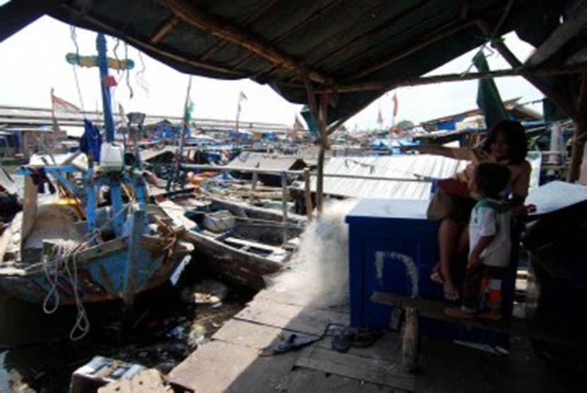 Kapal-kapal milik nelayan bersandar di kampung nelayan Cilincing, Jakarta Utara, Jumat (10/2). (Republika/Prayogi)
