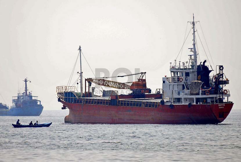 Kapal-kapal niaga mengantre untuk bersandar di Kawasan Pelabuhan Tanjung Priok, Jakarta. 
