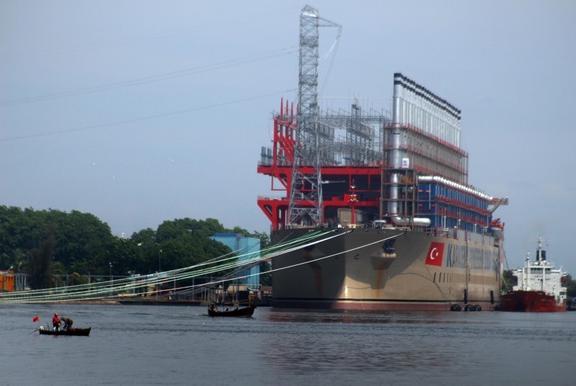 Kapal Karadeniz Powership Onur Sultan, kapal pembangkit listrik Marine Vessel Power Plant (MVPP) berkapasitas 240 megawatt (MW) beroperasi di Dermaga PLTGU Sicanang, Pelabuhan Belawan, Medan, Sumatra Utara, Senin (5/6). 