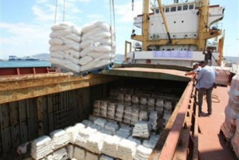 Kapal kargo 'Amalthea' sedang memuat bahan-bahan bantuan bagi warga Jalur Gaza, di pelabuhan Yunani. (ilustrasi)