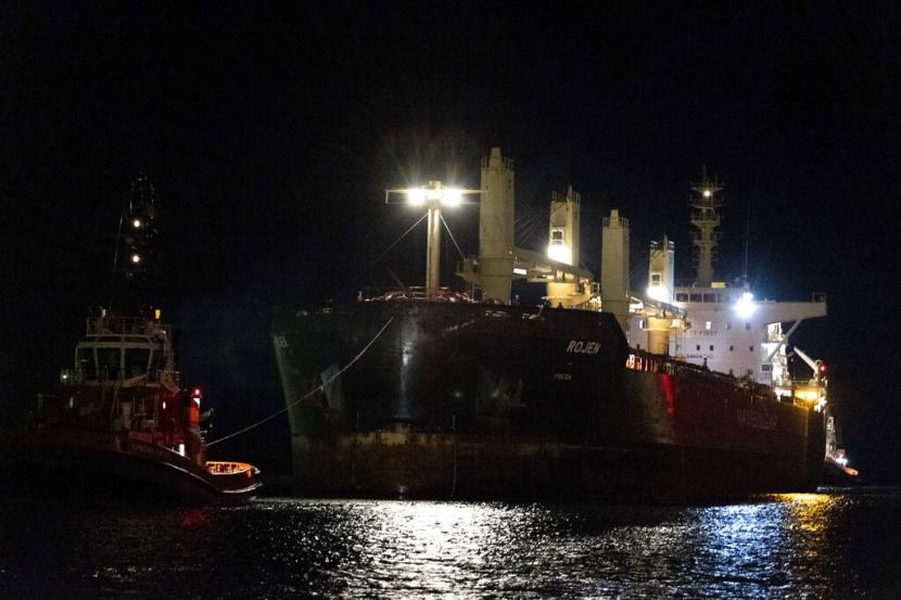 Kapal kargo berbendera Malta Rojen, sarat dengan benih jagung Ukraina, yang berangkat dari Chornomorsk dekat Odessa, ditarik ke pelabuhan Ravenna di Italia, Jumat malam, 12 Agustus 2022.